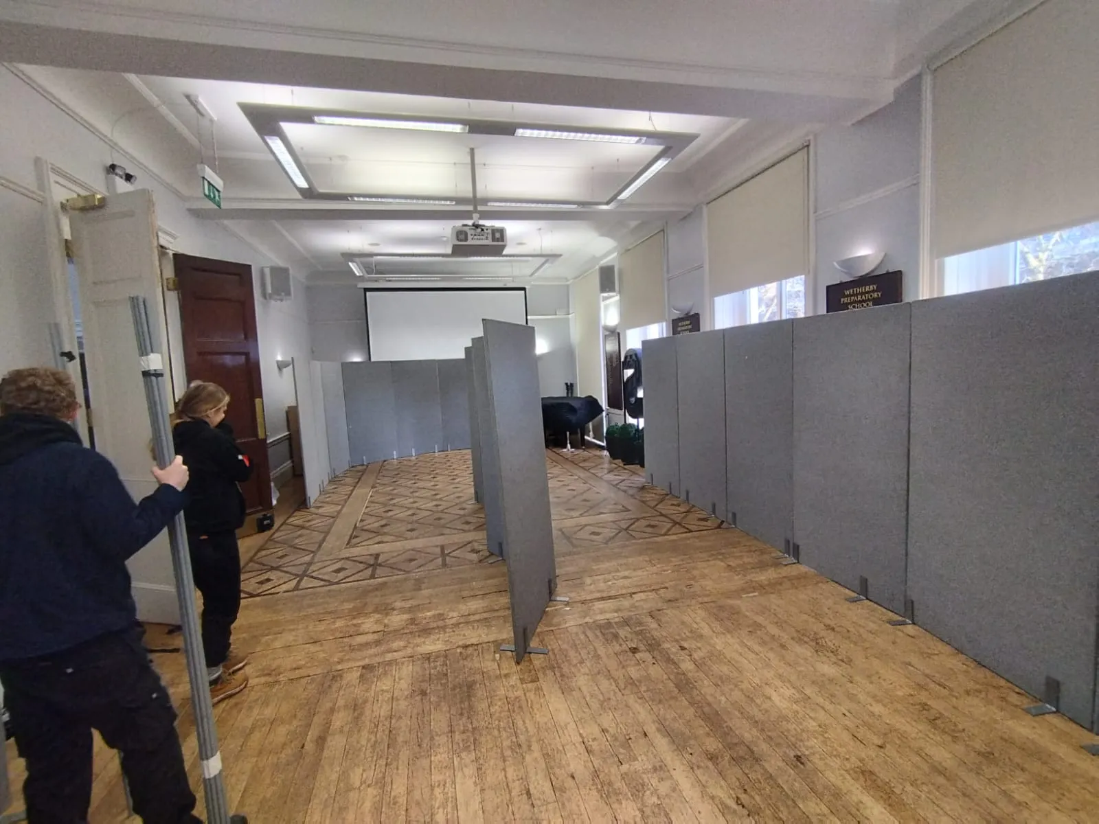 Pros and Cons of Hiring Exhibition Staff From an Agency